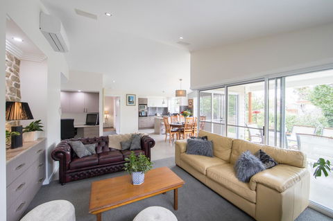 Armidale Cottage - House 2 - Tourism Caloundra 19