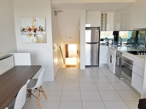 Manly Central Executive - Tourism Caloundra 7