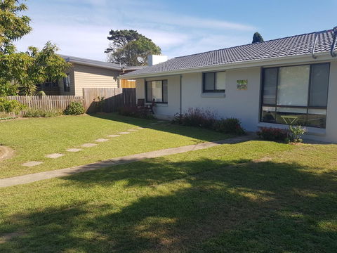 Golden Hill Cottage - Tourism Caloundra 0