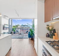 Large Light Luxe 3BDR 2BA Free Parking - walk to Sydney Uni and RPA - Tourism Caloundra