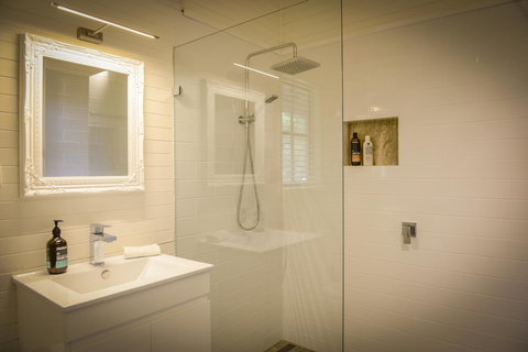 Arcadia - The Barn Cottage & Rosehill Cottage - Tourism Caloundra 11