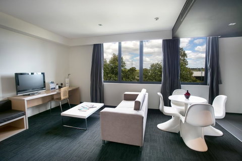 Alpha Hotel Eastern Creek - Tourism Caloundra 12