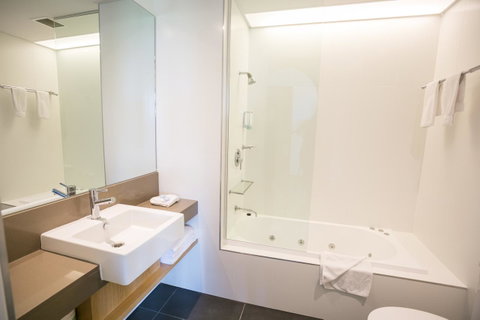Alpha Hotel Eastern Creek - Tourism Caloundra 13