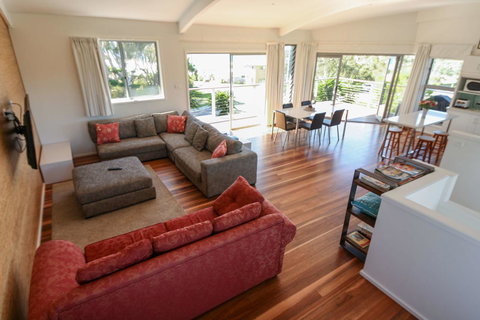 Valla's Beach House - Tourism Caloundra 9