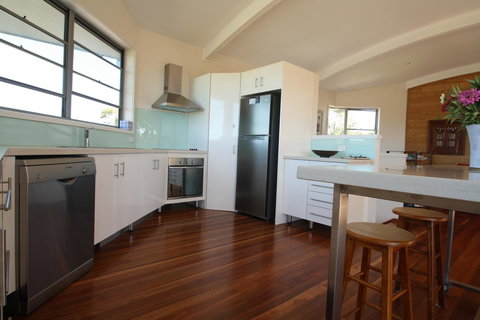 Valla's Beach House - Tourism Caloundra 8
