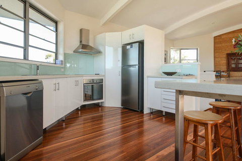 Valla's Beach House - Tourism Caloundra 12