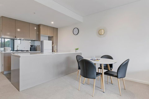 Stylish And Neat Two Bed Apartment In Wentworth Point - Tourism Caloundra 3