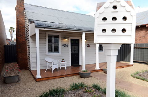 Thelma's Temora - Tourism Caloundra 0