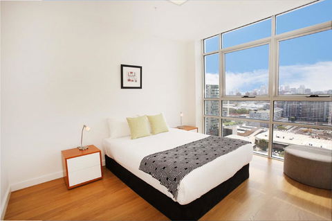 Gadigal Groove - Modern And Bright 3BR Executive Apartment In Zetland With Views - Tourism Caloundra 5