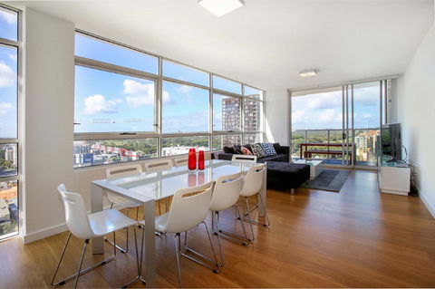Gadigal Groove - Modern And Bright 3BR Executive Apartment In Zetland With Views - Tourism Caloundra 1