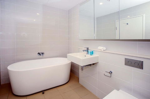 Gadigal Groove - Modern And Bright 3BR Executive Apartment In Zetland With Views - Tourism Caloundra 8