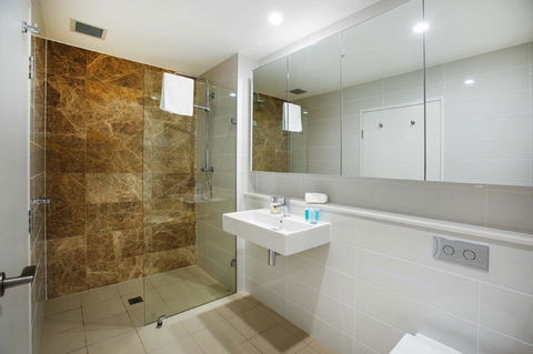 Gadigal Groove - Modern And Bright 3BR Executive Apartment In Zetland With Views - Tourism Caloundra 7