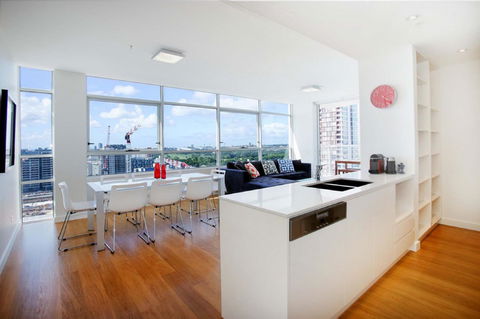 Gadigal Groove - Modern And Bright 3BR Executive Apartment In Zetland With Views - Tourism Caloundra 2