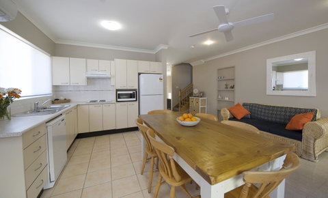 Marty's @ Little Beach - Tourism Caloundra 10
