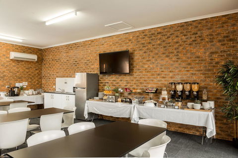 Hume Country Motor Inn - Tourism Caloundra 1