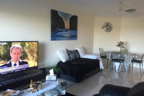 Nomikis\'On The Avenue - Tourism Caloundra 18