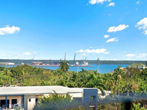 Nomikis\'On The Avenue - Tourism Caloundra 15