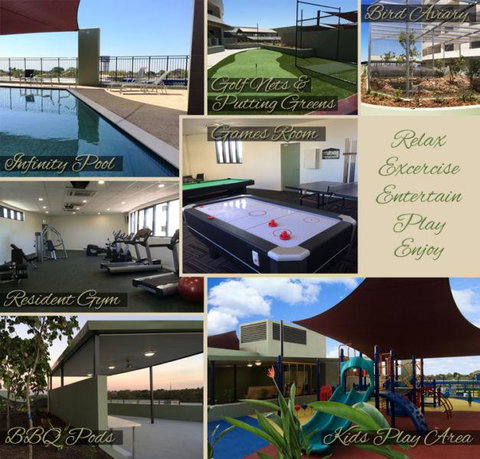 Nomikis\'On The Avenue - Tourism Caloundra 3