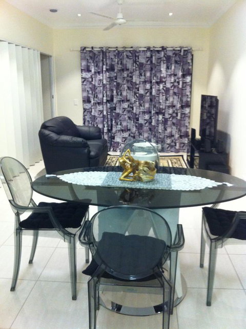 Nomikis\'On The Avenue - Tourism Caloundra 20