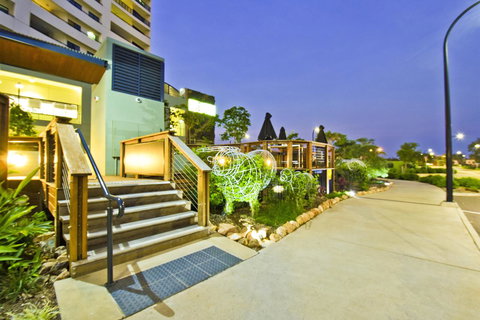 Nomikis\'On The Avenue - Tourism Caloundra 2