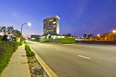 Nomikis\'On The Avenue - Tourism Caloundra 10