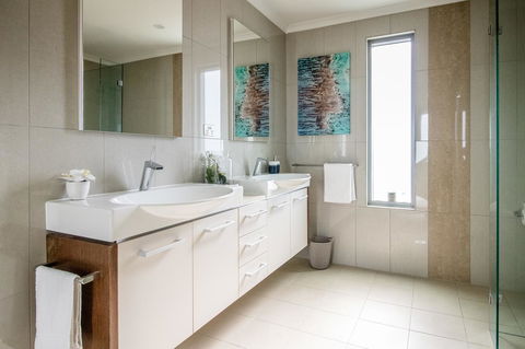 ZEN BY THE WATER - Esplanade Darwin Retreat - Tourism Caloundra 11