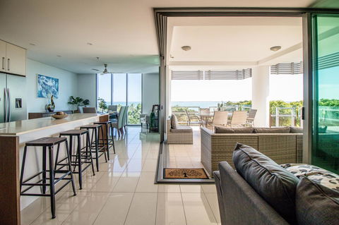 ZEN BY THE WATER - Esplanade Darwin Retreat - Tourism Caloundra 1