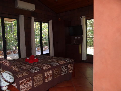 DARWIN'S SHADY ACRES RETREAT - Tourism Caloundra 38