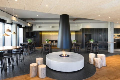 Burbury Hotel - Tourism Caloundra 2
