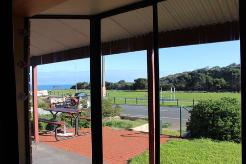 Bott's Beach Retreat - Tourism Caloundra 0