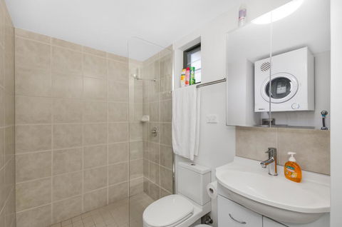 BOUTIQUE APARTMENTS BEACH LOCATION - Tourism Caloundra 2