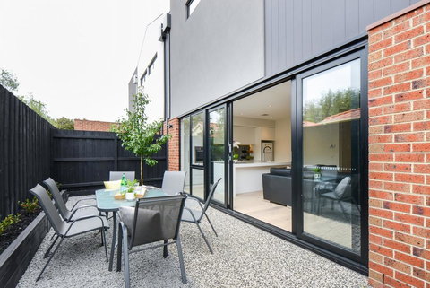 Boutique Stays-Murrumbeena Place 1 - Tourism Caloundra 3