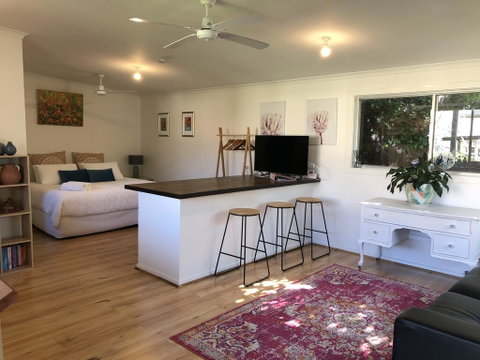Bower On Becket - Couples Retreat - Tourism Caloundra 2