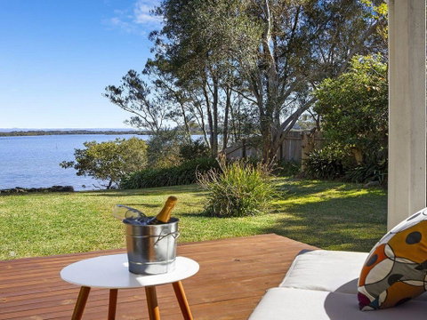 Braeside - Waterfront, Fireplace - Tourism Caloundra 0