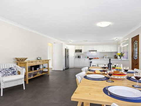 Braeside - Waterfront, Fireplace - Tourism Caloundra 3