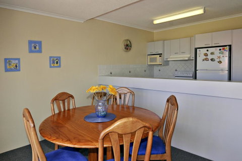 Bright & Comfortable In Quiet Location - Tourism Caloundra 3