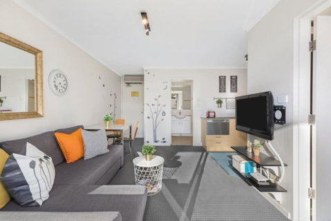 Bright Central Pad With Rooftop Pool, Gym & Parking - Tourism Caloundra 1
