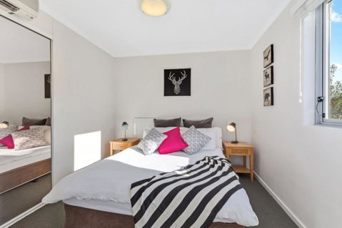 Bright Central Pad With Rooftop Pool, Gym & Parking - Tourism Caloundra 2