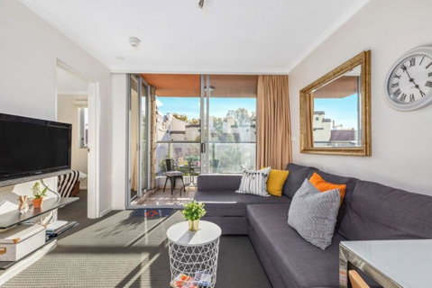 Bright Central Pad With Rooftop Pool, Gym & Parking - Tourism Caloundra 0