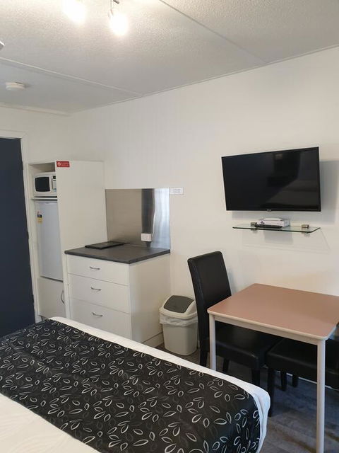 Budget On The Lake - Tourism Caloundra 2