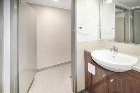 Cairns Adventure Lodge - Cook Your Own Meals In Your Private Kitchen Includes Dishwasher Washing Machine - Tourism Caloundra 3