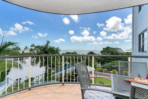 Cairns Esplanade Apartment - Tourism Caloundra 3