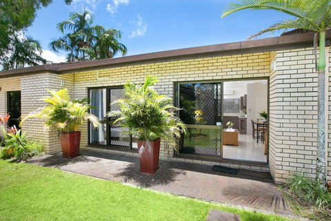 Cairns Reef Retreat - Tourism Caloundra 3