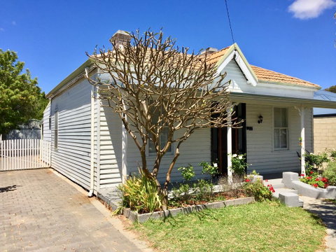 Carey Cottage - Tourism Caloundra 0