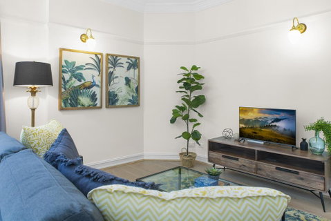 Central Apartment With Spacious Living And Dining - Tourism Caloundra 2