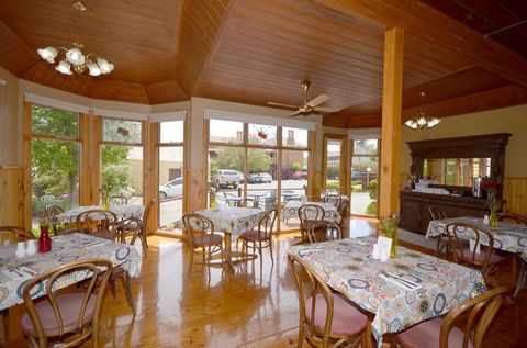Central Springs Inn - Tourism Caloundra 2