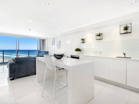 Central Surfers Paradise - Absolute Beachfront - Tourism Caloundra 3