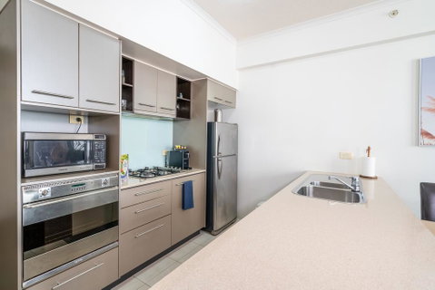 City Centre Convenience!Free Wifi, Parking, Netflix, Wine - Tourism Caloundra 1