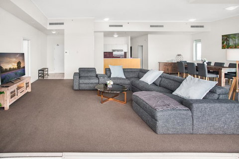 City-Centre Apartment With River Views And Balcony - Tourism Caloundra 0