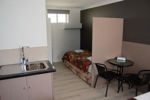 Civic Motor Inn - Tourism Caloundra 1